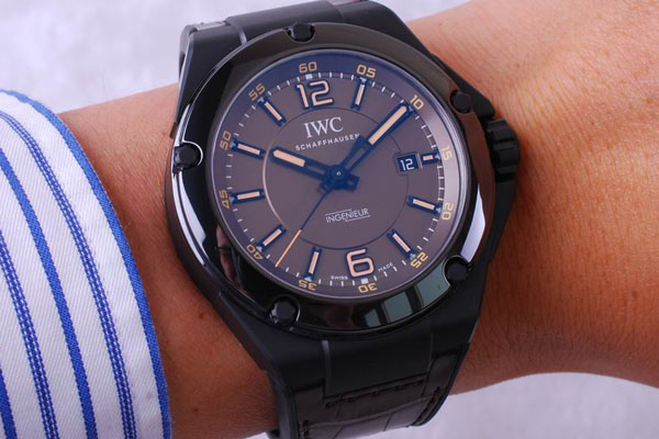 IWC インヂュニア スーパーコピーオートマティック AMGブラックシリーズ セラミック IW322504