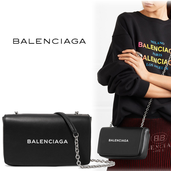 バレンシアガBalenciaga EVERYDAY レザーCAMERA BAG ロゴ入り ショルダーバッグ ブラック スーパーコピー