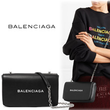 バレンシアガBalenciaga EVERYDAY レザーCAMERA BAG ロゴ入り ショル...