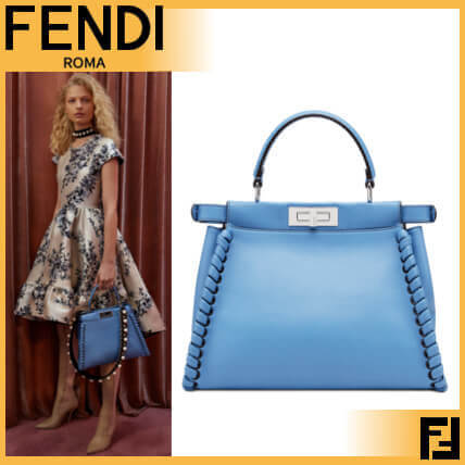 フェンディ トートバッグ コピー FENDI 2018Resort ピーカブー REGULAR ハンドバッグ ライトブルー 両サイドにツイストロックを持ち