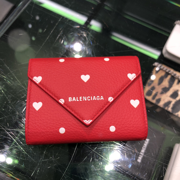 2020年人気新作 BALENCIAGA バレンシアガコピー財布 Papier Comp Wallet ペーパー コンパクト ウォレット ハート プリント