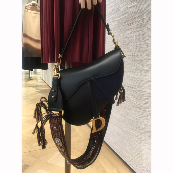 【Dior】新作 カーフスキン “SADDLE” バッグ (Black) M0446CWGH_M900