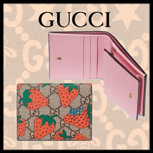 2020年人気新作 GUCCI グッチ イチゴ 偽物 グッチ 苺ストロベリープリント GGカードケース 573839 GZRAT 8483