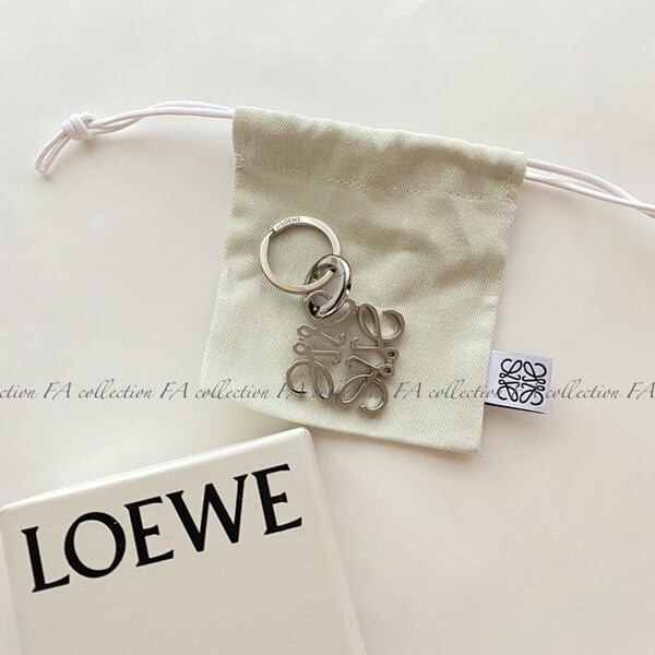 新作入荷ロエベ ブローチ 偽物 アナグラムモチーフメタルキーリング【LOEWE】