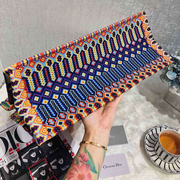 ディオール ブックトート 偽物 dior バッグ キャンバス 刺繍