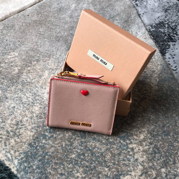 2020年春夏新作 MIUMIU ラブレター 財布 ミュウミュウコピー レディース二折ラブレター 財布 5ML023