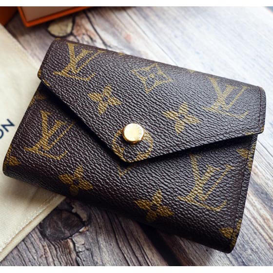 ルイヴィトン ミニ財布 偽物 モノグラム ヴィクトリーヌ ウォレット Vuitton VICTORINE M62472