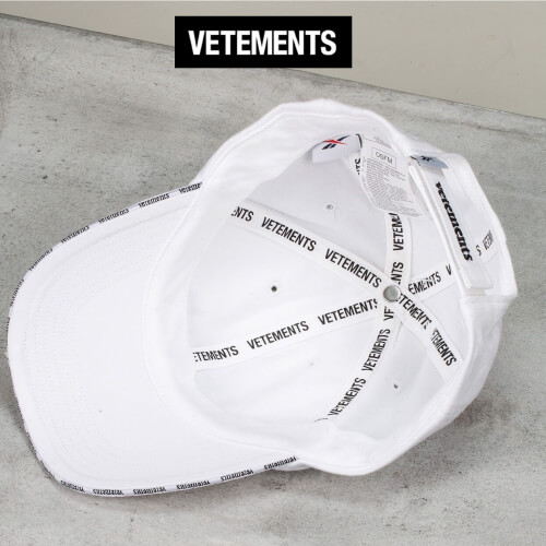  ヴェトモン キャップ 偽物 VETEMENTS 刺繍ロゴ コットンキャップ ホワイト