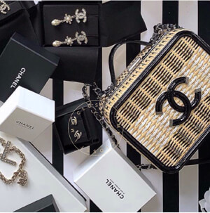 CHANEL シャネル ヴァニティーケース コピー スモール  チェーン ロゴ CC 新作 黒 A93342 B00425 N4135