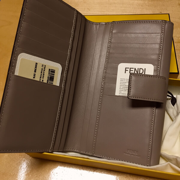 FENDI ツイストロックがお洒落なピーカブーコンチネンタルWallet