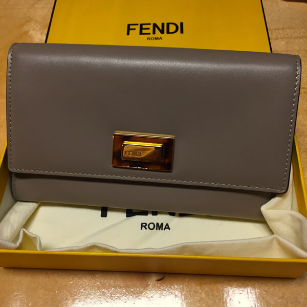 FENDI ツイストロックがお洒落なピーカブーコンチネンタルWallet