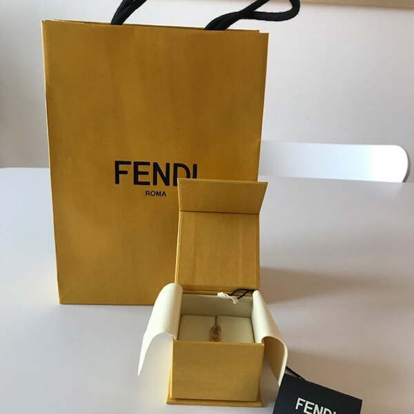 フェンディ ピアス コピー FENDI FF シングル ゴールドカラーピアス フェンデイのFFロゴが入った片耳用のピアス