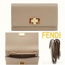 FENDI ツイストロックがお洒落なピーカブーコンチネンタルWallet