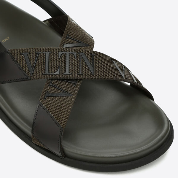 【VALENTINO】VLTN ヴァレンティノ サンダル 偽物 ロゴ入り ローヒールサンダル