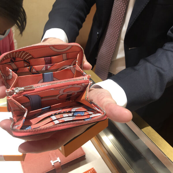 本場パリよりHERMES コピーパリ 憧れの シルクインコンパクト ミニ財布」をお客様のお手元にお届けいたしまH064959CKAD 