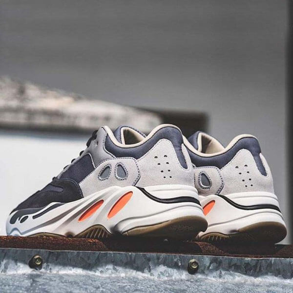 アディダス 激レア ☆ 入手困難 超限定 Yeezy 偽物 Wave Runner 700 OG  FV9922