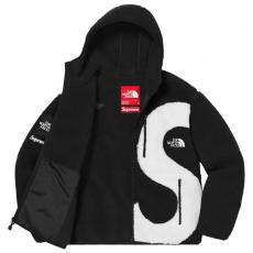 シュプリーム ノースフェイス 偽物 Supreme x ノースフェイス コラボ ロゴ入りフリース 黒