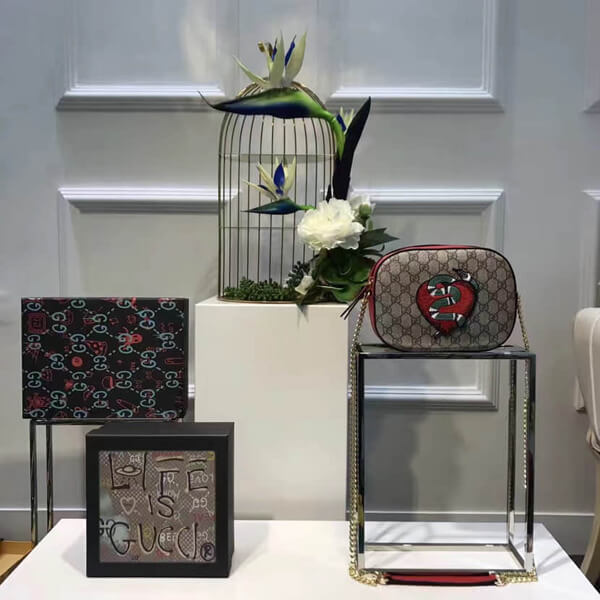 最新作!GUCCI グッチ ショルダーバッグ コピー チェーンショルダーGGキャンバス刺繍ヘビ花 409535