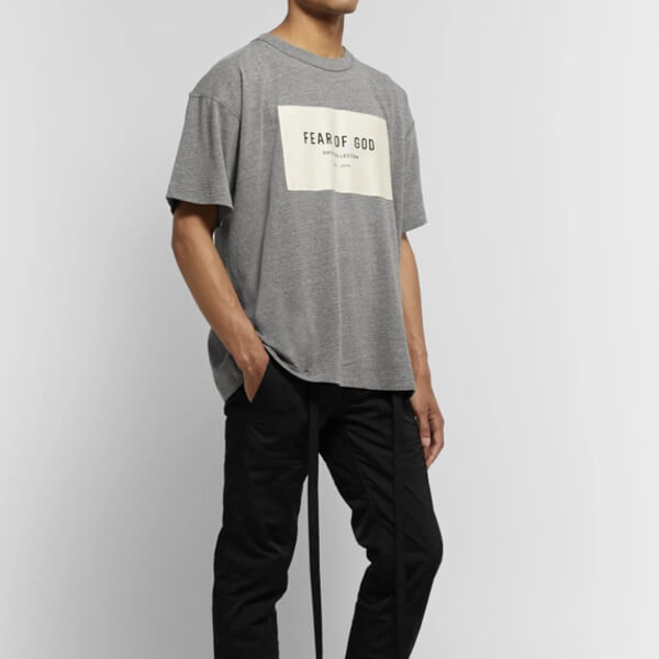 関税送料込 新作 Fear Of God 偽物オーバーサイズ ロゴ Tシャツ