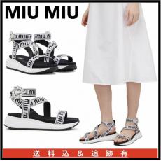 miumiu サンダル 偽物 ロゴ入り サンダル 歩きやすいストラップ付き♪